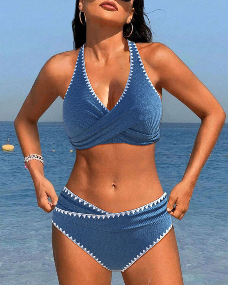 Bikini da vacanza semplice con colletto halter plissettato
