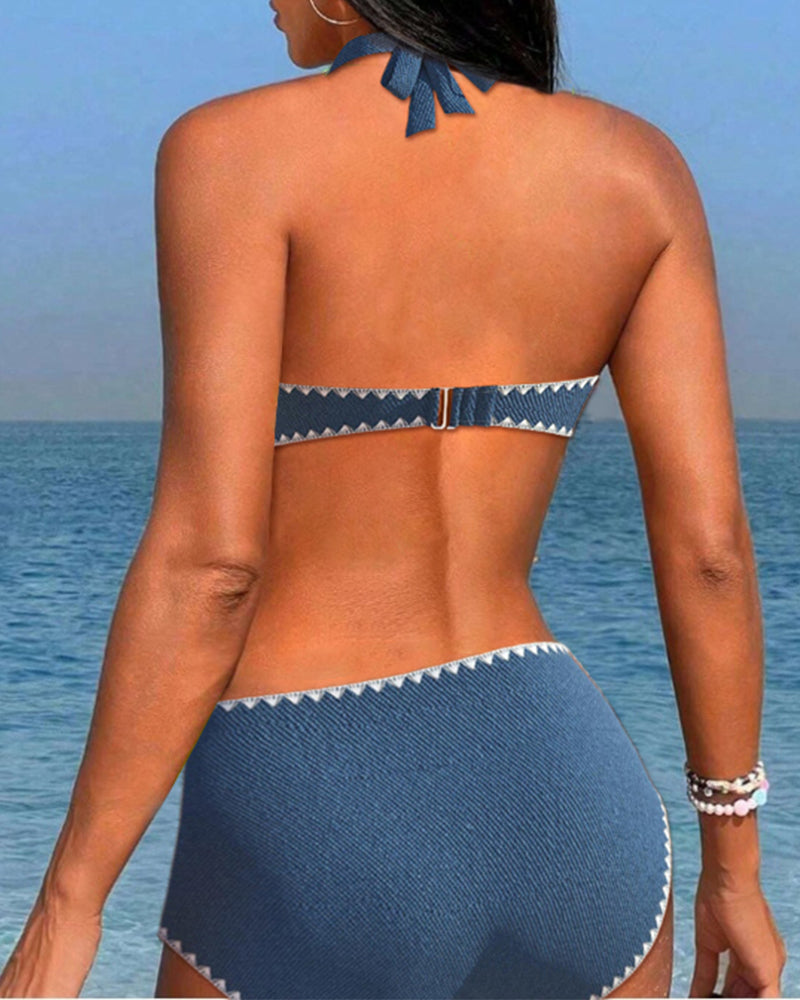 Bikini da vacanza semplice con colletto halter plissettato