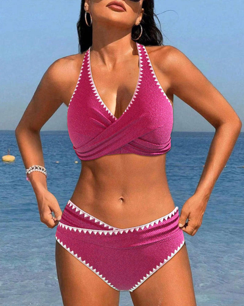 Bikini da vacanza semplice con colletto halter plissettato