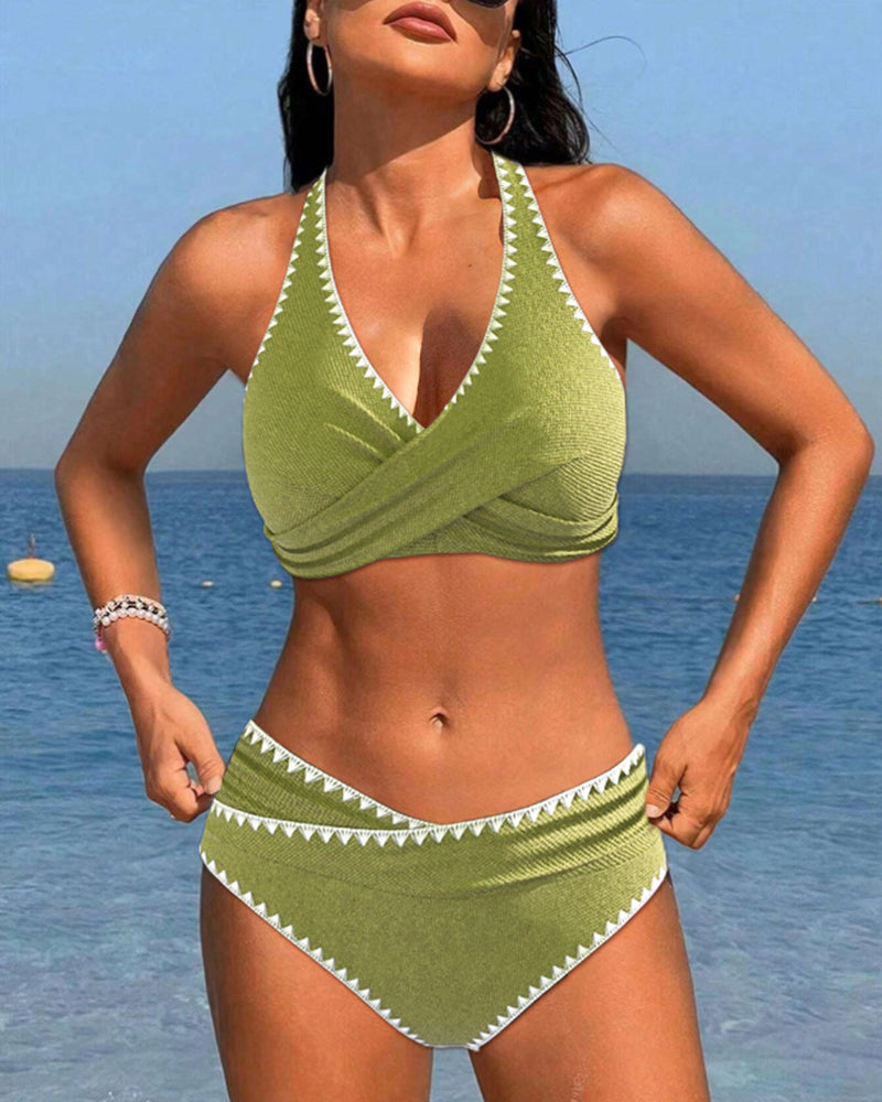 Bikini da vacanza semplice con colletto halter plissettato