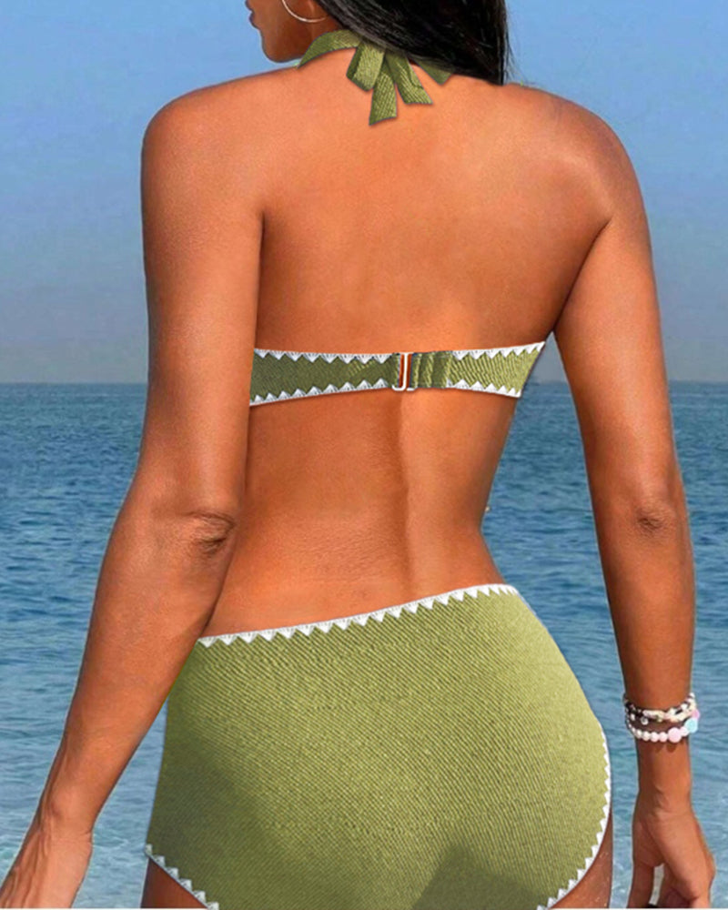 Bikini da vacanza semplice con colletto halter plissettato